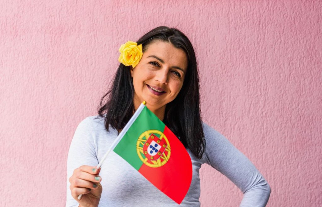 Se tu tens pais ou avós portugueses ou vives com um português pode ser que já tem o direito a nacionalidade por naturalização. Vê como solicitar.