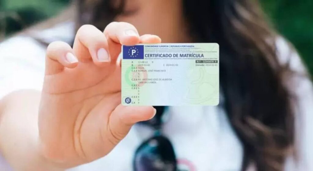 Pessoa segurando o novo Documento Único Automóvel em formato de cartão, substituindo a versão em papel para maior praticidade e segurança.