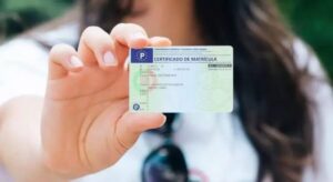 Pessoa segurando o novo Documento Único Automóvel em formato de cartão, substituindo a versão em papel para maior praticidade e segurança.