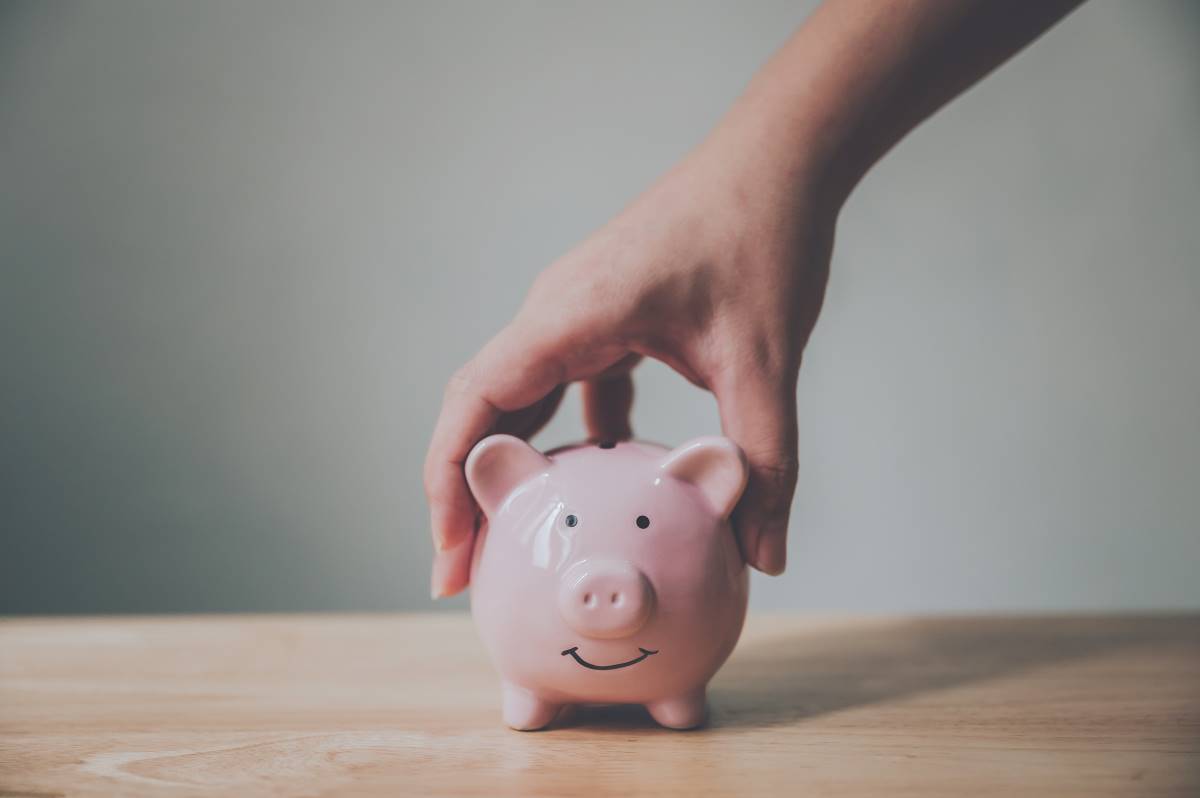 Imagem de um cofrinho sendo aberto, simbolizando o complemento por dependência, um apoio financeiro destinado a quem precisa de ajuda para cobrir despesas com dependentes ou familiares em situação de vulnerabilidade.