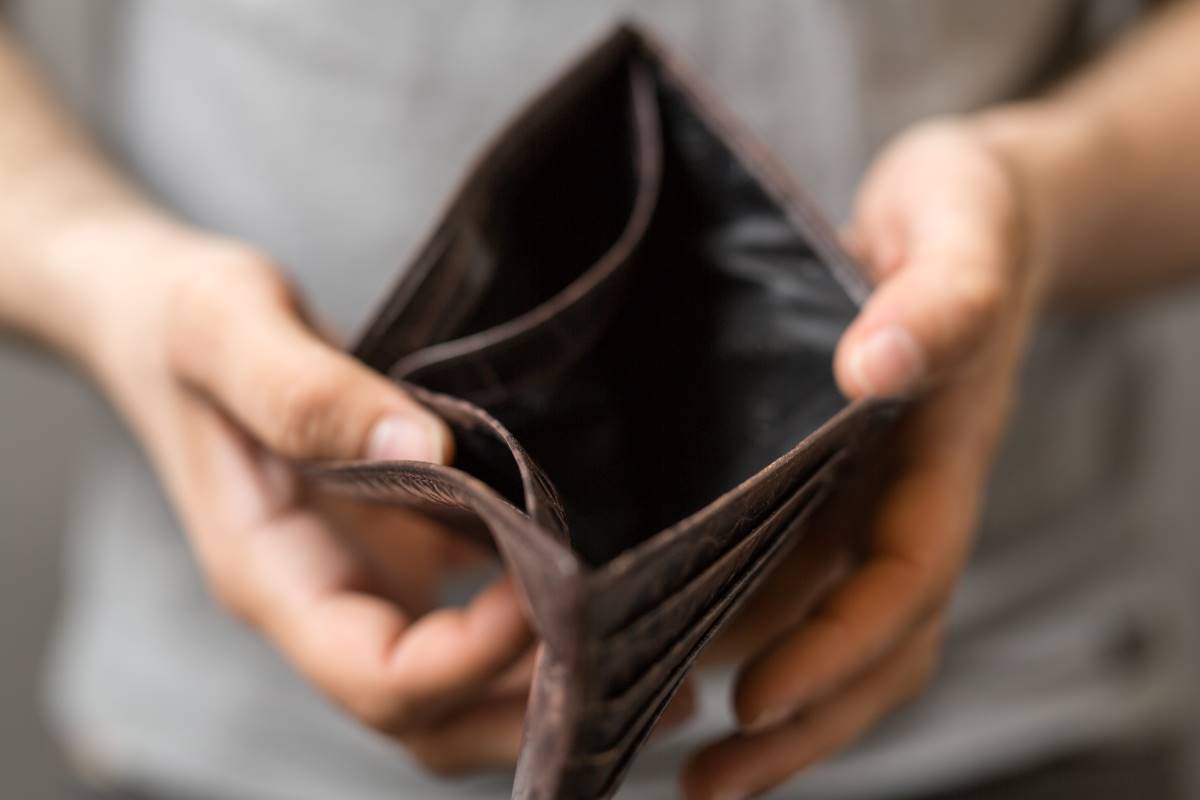 Imagem de uma carteira vazia, simbolizando a necessidade de apoio financeiro, como o rendimento social de inserção, destinado a garantir uma rede de segurança para quem enfrenta dificuldades econômicas.