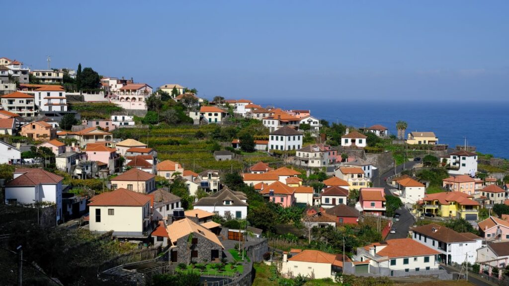 Uma imagem da vila de Seixal, na Ilha da Madeira, em Portugal, para retratar a ideia do programa Trabalhar no Interior.