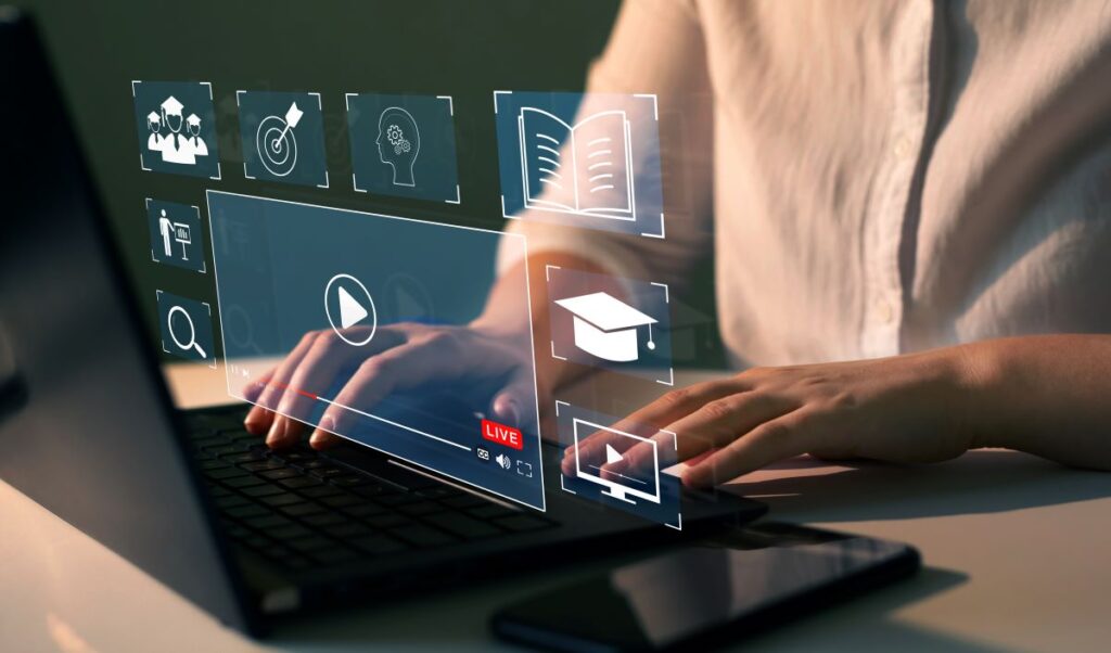 Existem cursos financiados em sites governamentais, de entidades certificadas e plataformas independentes.
