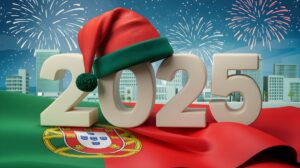 Número "2025" com um gorro de Natal sobre a bandeira de Portugal, ao fundo fogos de artifício. A imagem celebra os feriados de 2025.