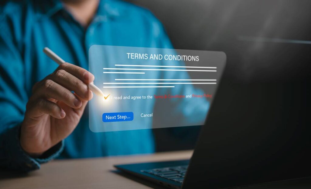 Imagem de uma pessoa clicando para aceitar os termos de uso de servicopublico.pt enquanto visualiza o contrato em um dispositivo digital.