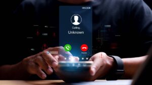 Ecrã de telemóvel a mostrar chamada de número desconhecido com a pergunta 'quem me ligou', simbolizando chamadas suspeitas ou de spam.