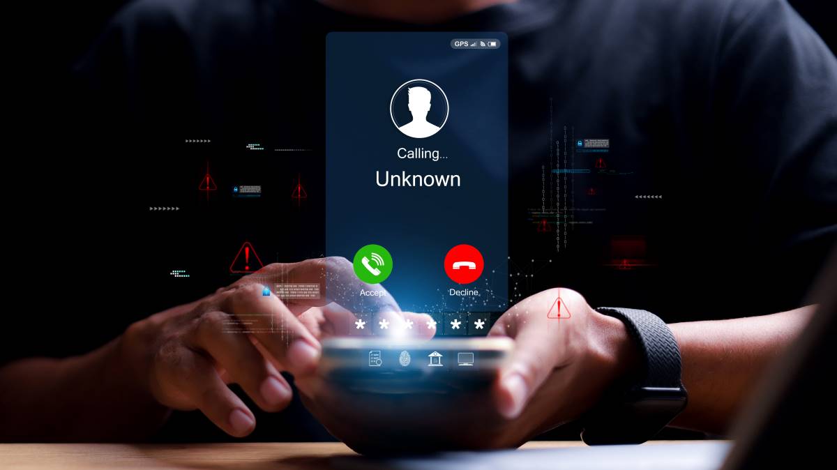 Ecrã de telemóvel a mostrar chamada de número desconhecido com a pergunta 'quem me ligou', simbolizando chamadas suspeitas ou de spam.