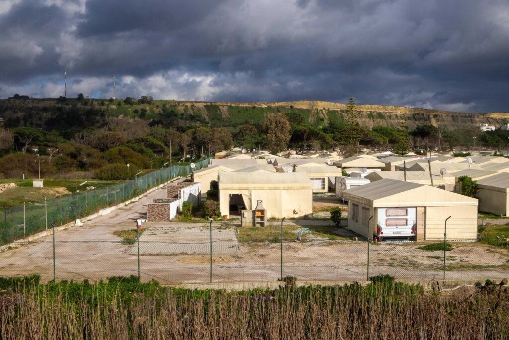 O licenciamento de casas modulares em Portugal é obrigatório e segue regras semelhantes às construções tradicionais. Descubra quais licenças precisa, os custos médios, os prazos de aprovação pela Câmara Municipal e os requisitos legais essenciais para ter a sua casa modular pronta a habitar.