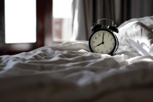 Relógio marcando a mudança da hora em Portugal com destaque no horário de verão..