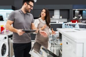 Um casal comprando eletrodomésticos pelo programa e-lar