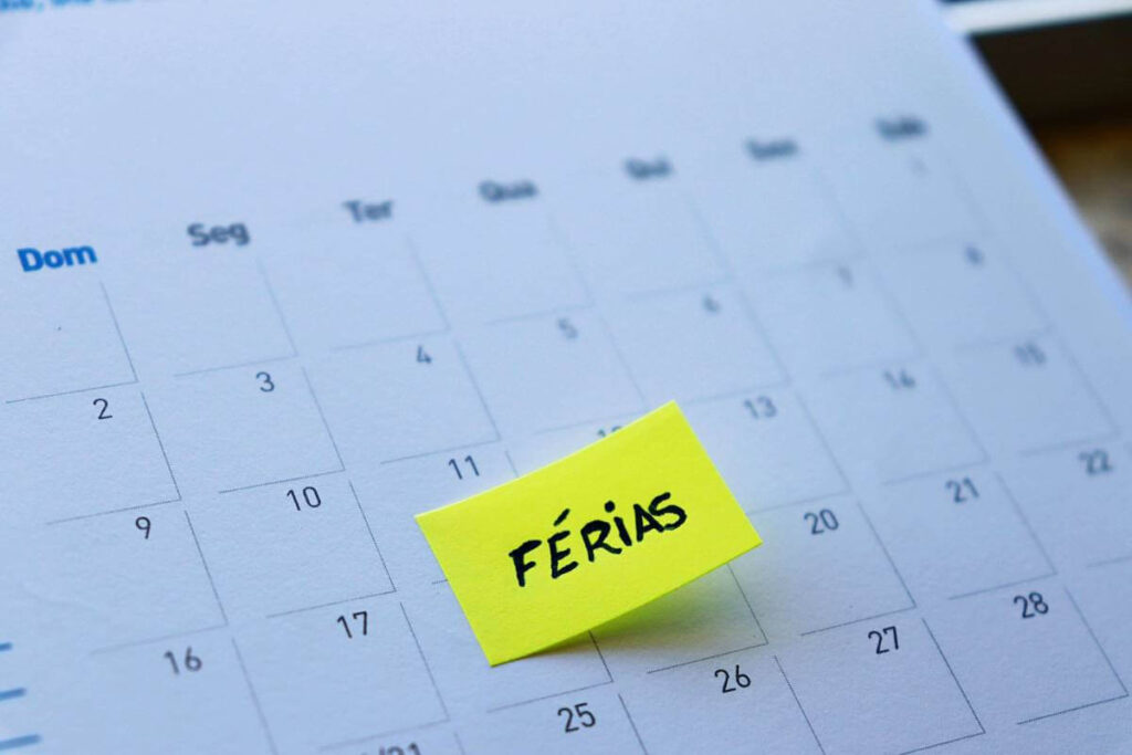 Calendário de feriados 2026 em Portugal com datas nacionais e feriados móveis.